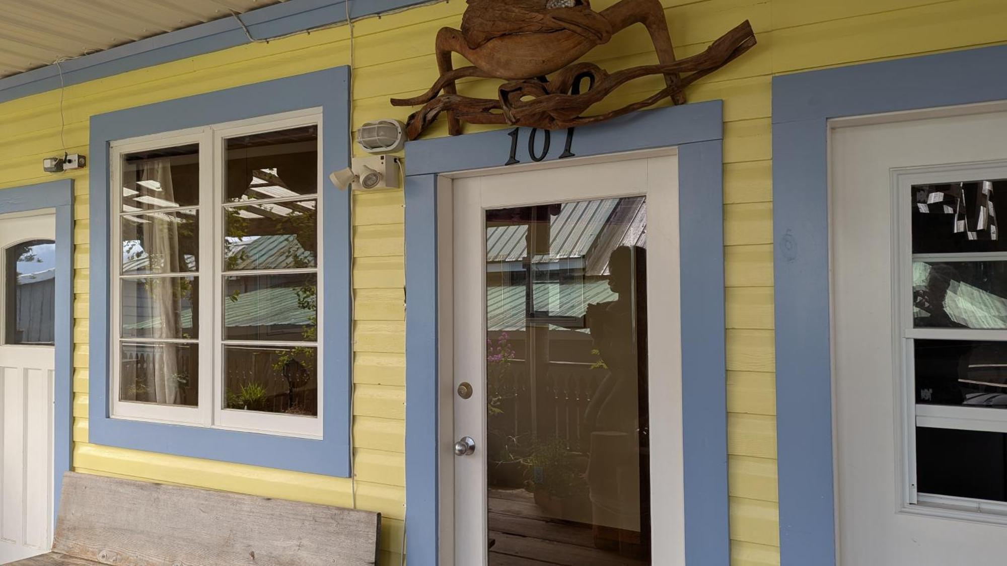 Seine Boat Inn Alert Bay Room photo