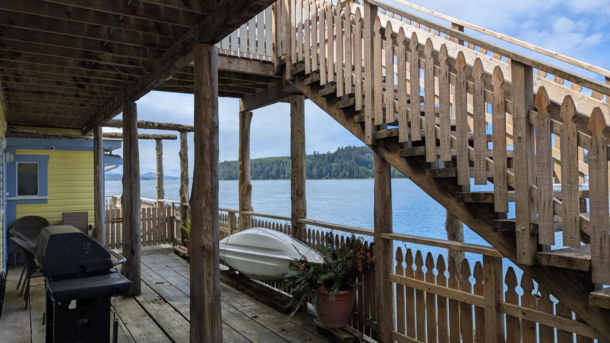 Seine Boat Inn Alert Bay Exterior photo