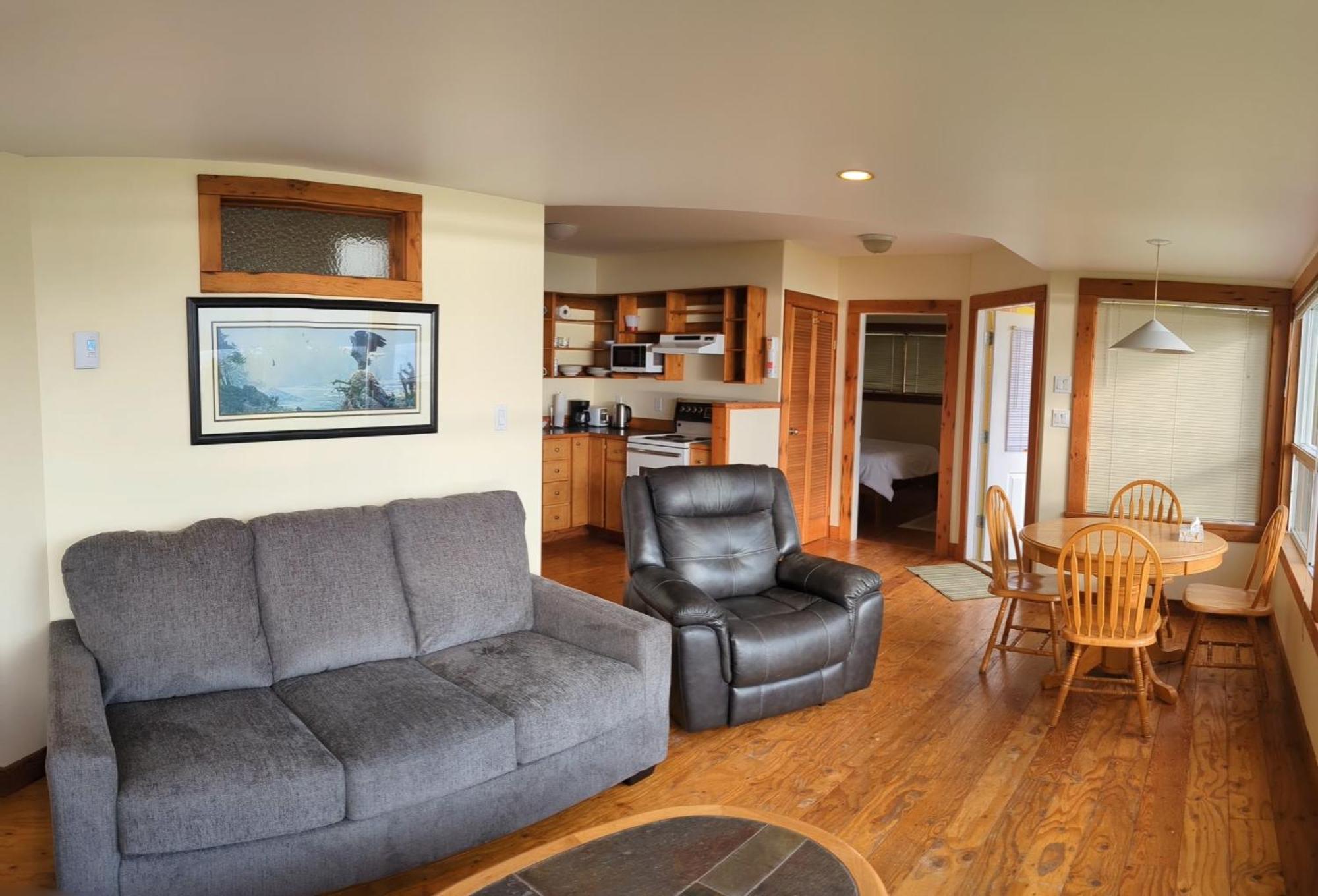 Seine Boat Inn Alert Bay Exterior photo